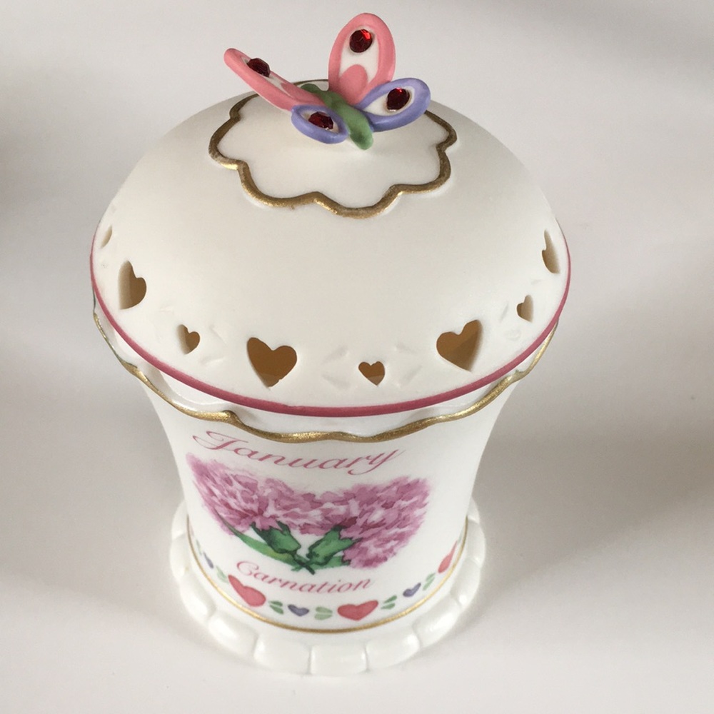 🦋 Avon’s Birthmonth Flower Candle - January